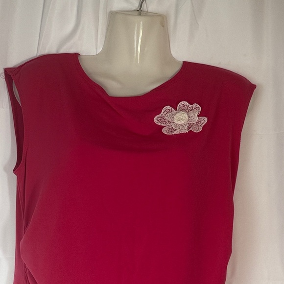 Chic Sleeveless Top with Floral Detail - Picture 3 of 9